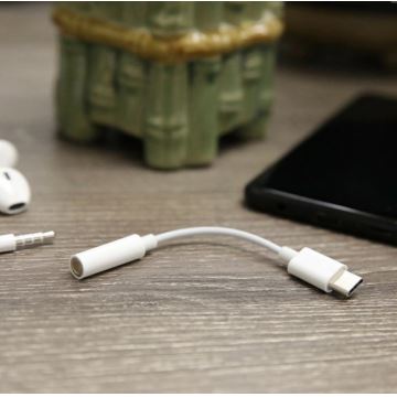 Адаптер USB-C за AUX